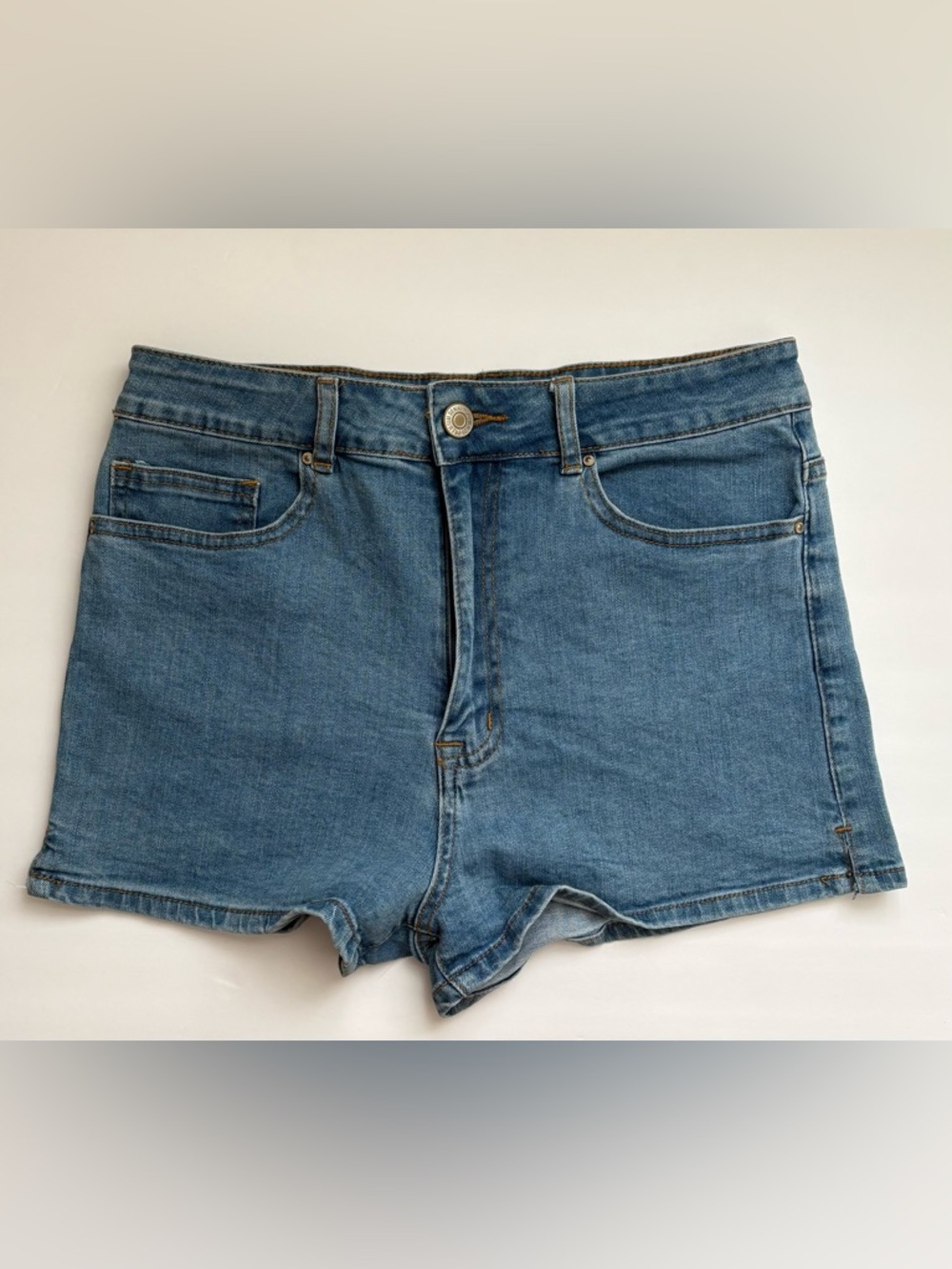 Forever 21 Denim Shorts Women’s Size 29 Mid Rise Fitted Blue Jean Shorts